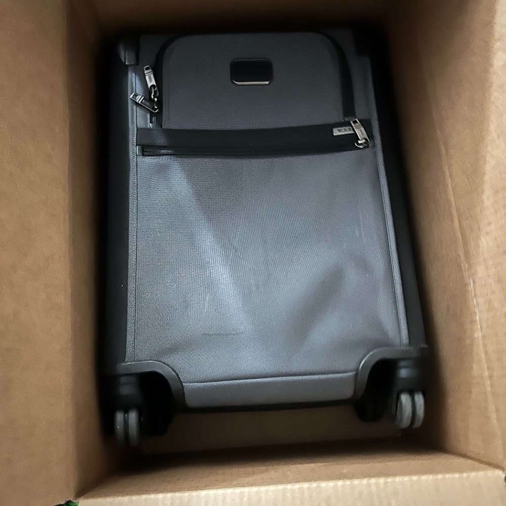 Tumi Alpha Lightweight 22" International Expandable Carry-On
